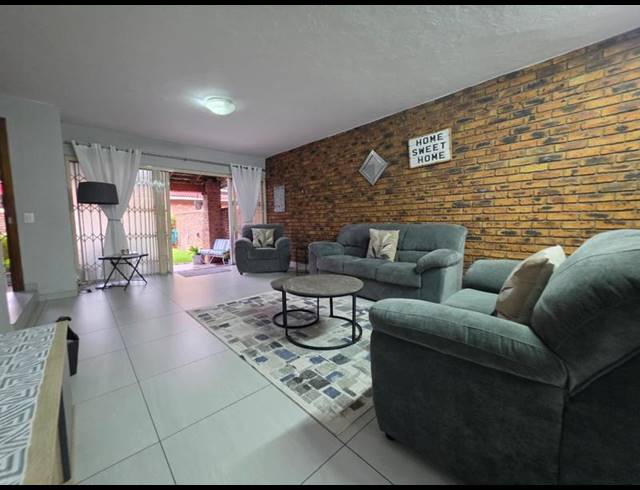 2 BEDROOM TOWNHOUSE FOR SALE IN BRACKENHURST